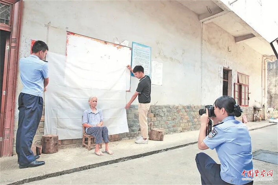 天等城关派出所：踩着田埂听诉求 聚心聚力调纠纷