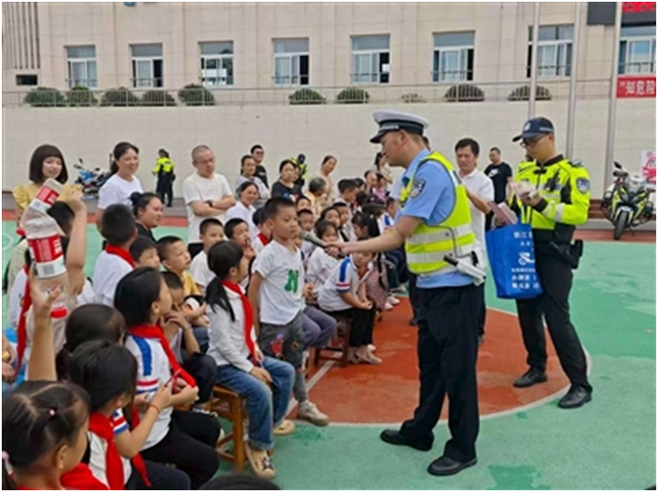 垫江交警：站好每一班&ldquo;护学岗&rdquo;