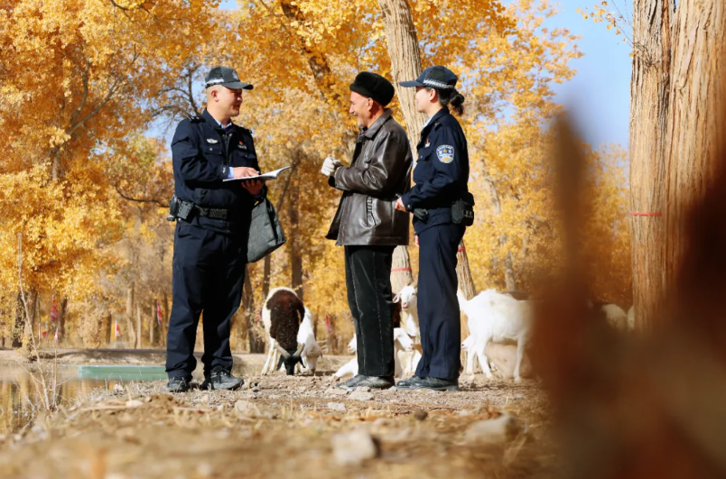 阿瓦提公安以旅游警务为金秋美景添平安