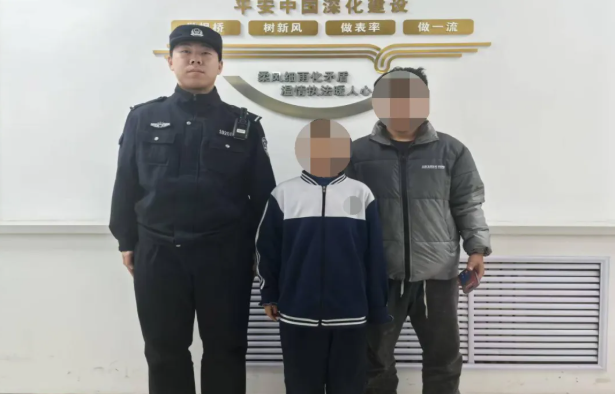 夜色里的安心！民警暖心&ldquo;牵线&rdquo;，帮走失萌娃找到家人