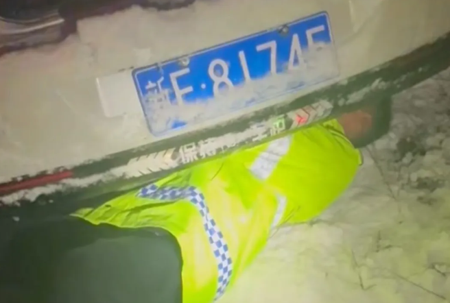 新疆：闻雪即动！温泉公安&ldquo;雪警&rdquo;暖心救援护平安