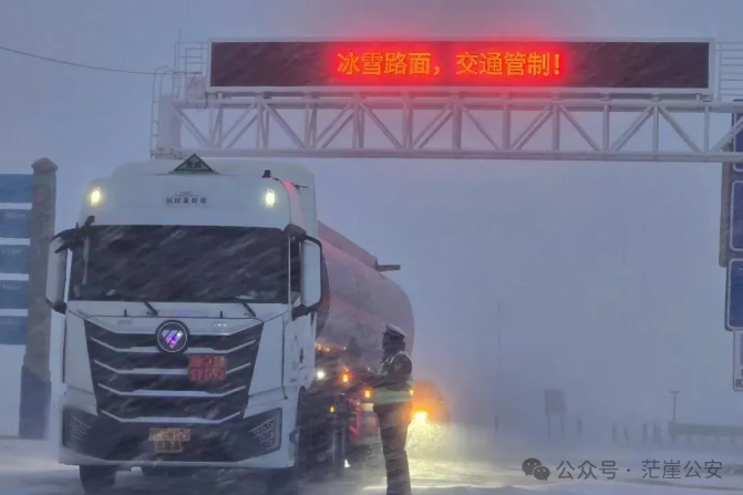 青海：风雪为令 茫崖公安浴&ldquo;雪&rdquo;守护平安路