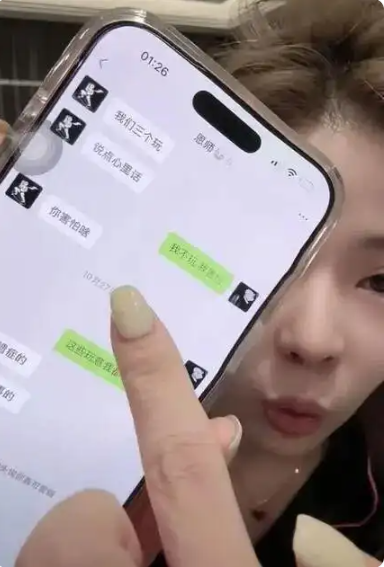 女主播控诉800万粉丝网红教唆吸毒，两人账号都已被封禁，杭州警方介入核查