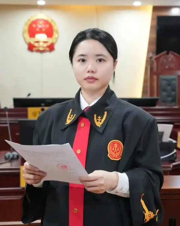 对谎称认识交警并伪造与交警的聊天记录行骗的行为如何定性？