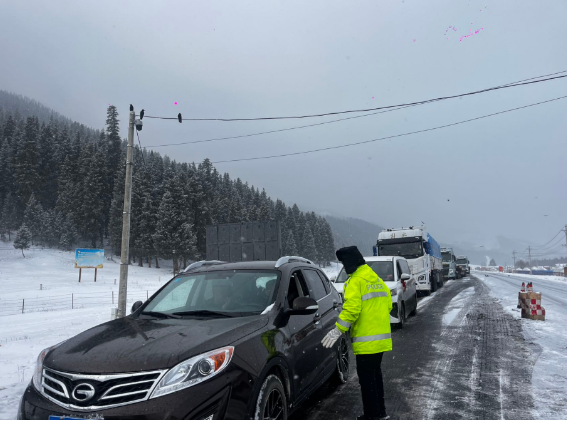 新疆和静：雪路&ldquo;荧光绿&rdquo;风雪里暖心守护