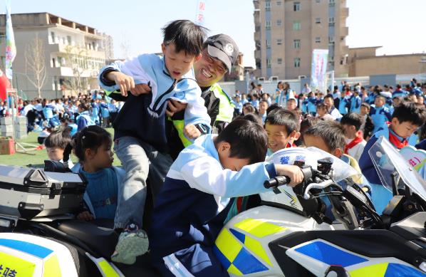 江西新余：交通知识进校园 趣味互动话安全