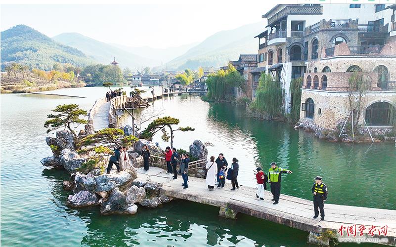 宜兴市公安局维护现场秩序、服务游客。