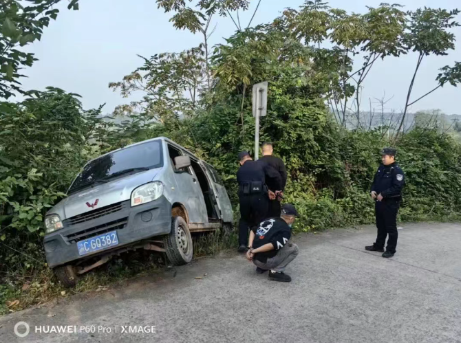 阳光下的守护丨民警快速出击破伪装  擒获偷狗贼护平安 