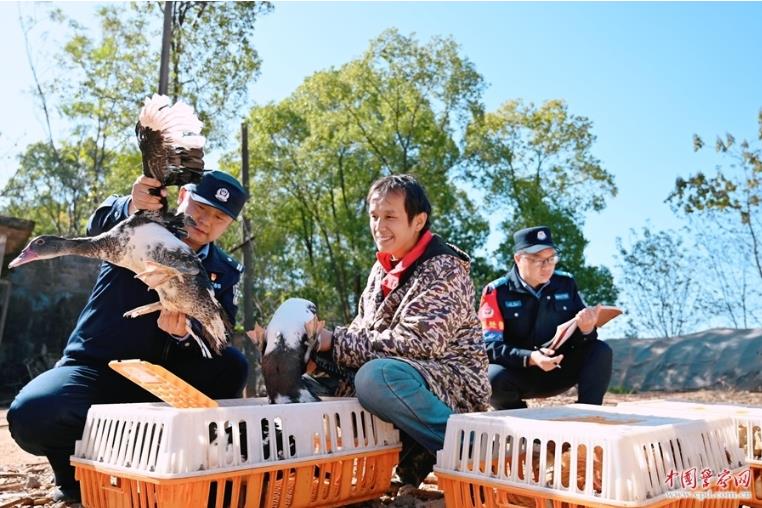 江西省南昌市公安局新建分局将追回的涉案财物送至群众家门口