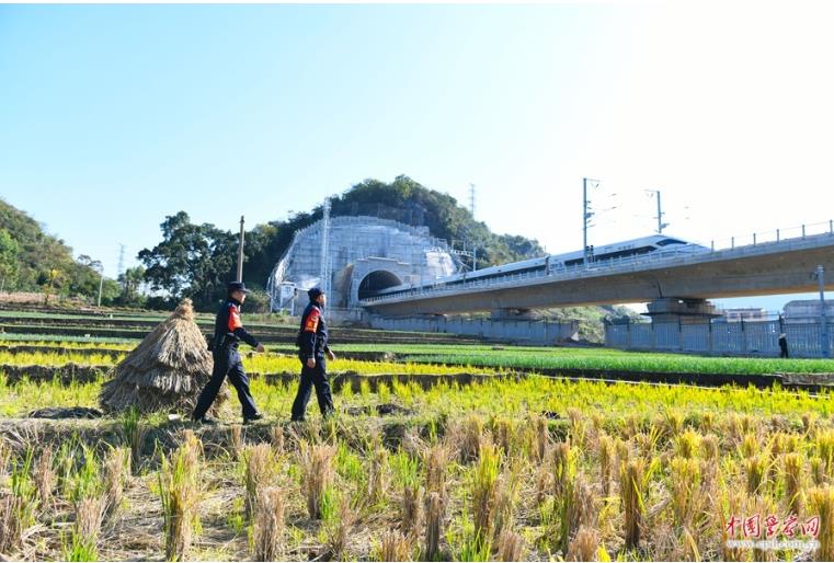 成都铁路公安局贵阳公安处盘兴高铁筹备组组织民警积极开展维护进站秩序