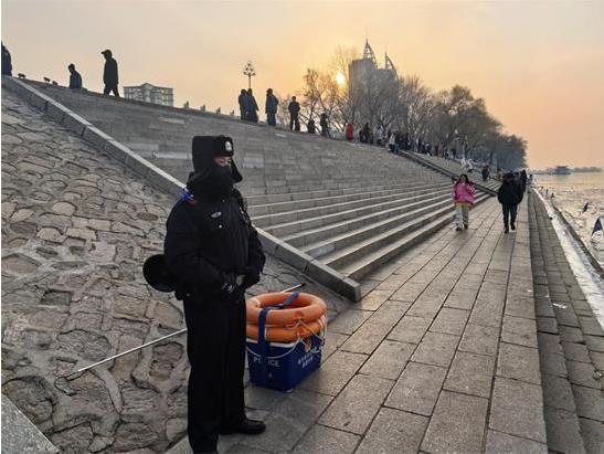 哈尔滨道里公安多措并举守护松花江畔初冬安全