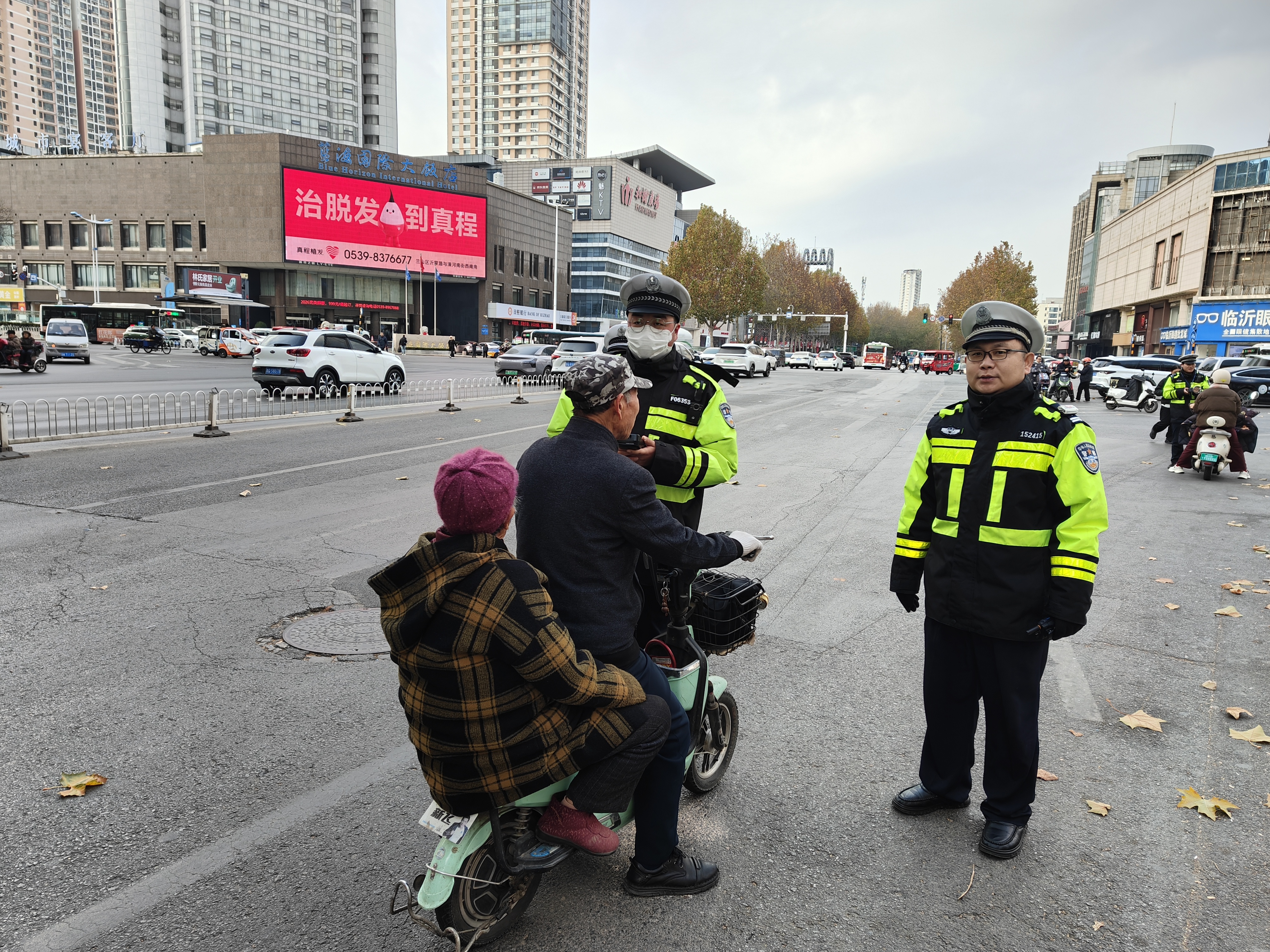 头盔虽小系性命，交警严查电动自行车骑行安全！