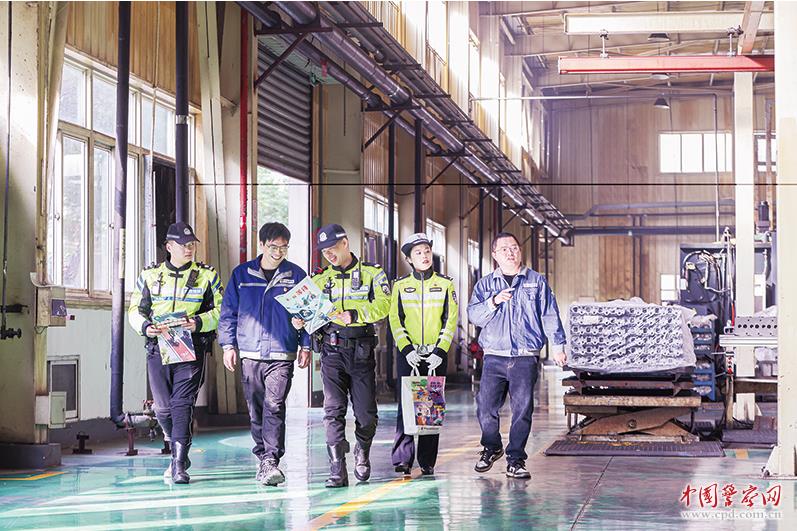 江苏省常州市公安局交管支队钟楼大队民警辅警向企业员工宣传交通安全知识