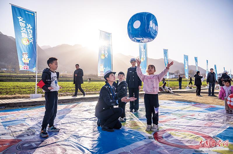 陕西省西安市公安局交管支队开展&ldquo;全国交通安全日&rdquo;宣传活动