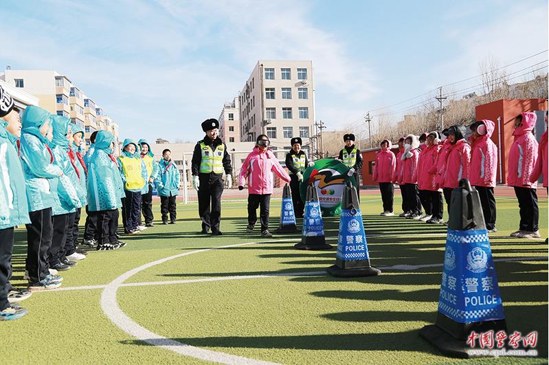 辽宁省阜新市公安局交管支队太平大队组织警力走进太平区二纬路小学