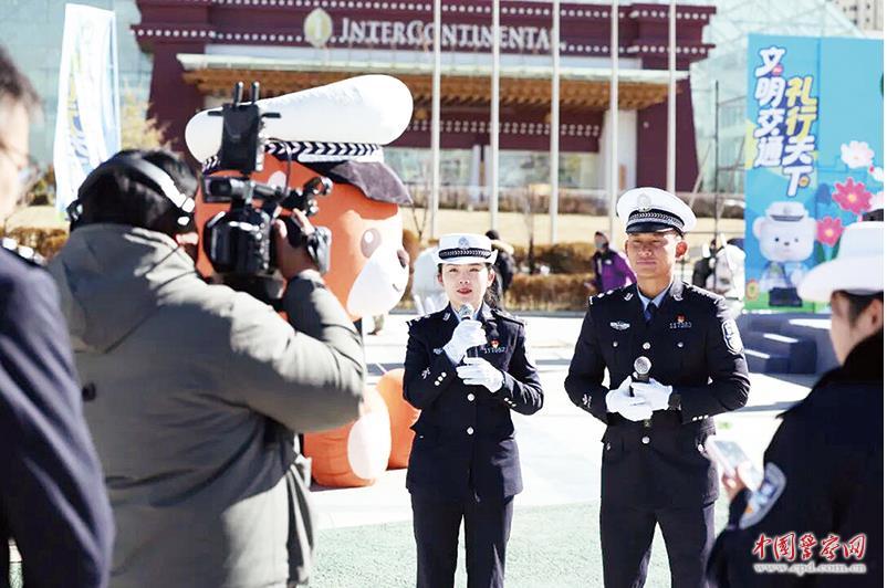 西藏自治区公安厅交管总队、拉萨市公安局交管支队联合开展&ldquo;全国交通安全日&rdquo;宣传活动