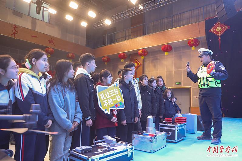 新疆维吾尔自治区叶城县公安局交管大队民警向参加活动的学生展示警用装备