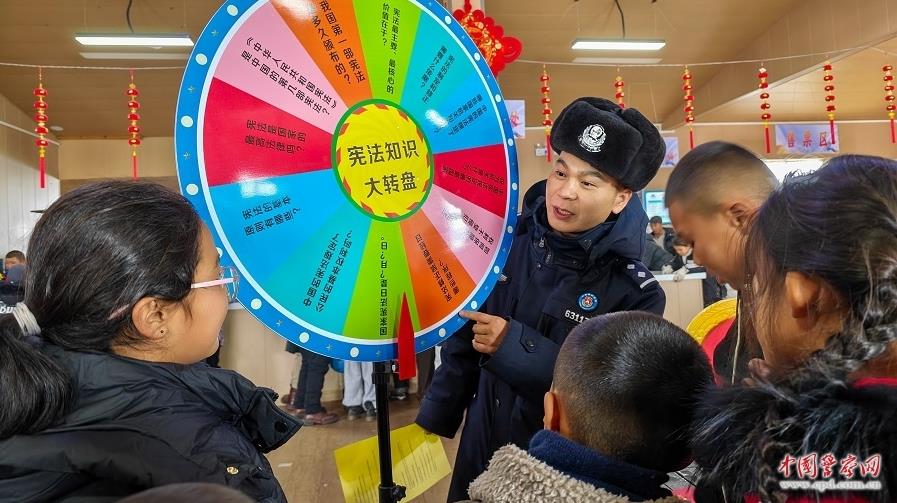 新疆出入境边防检查总站阿勒泰边境管理支队阿热勒托别边境派出所民警来到滑雪场开展宪法宣传