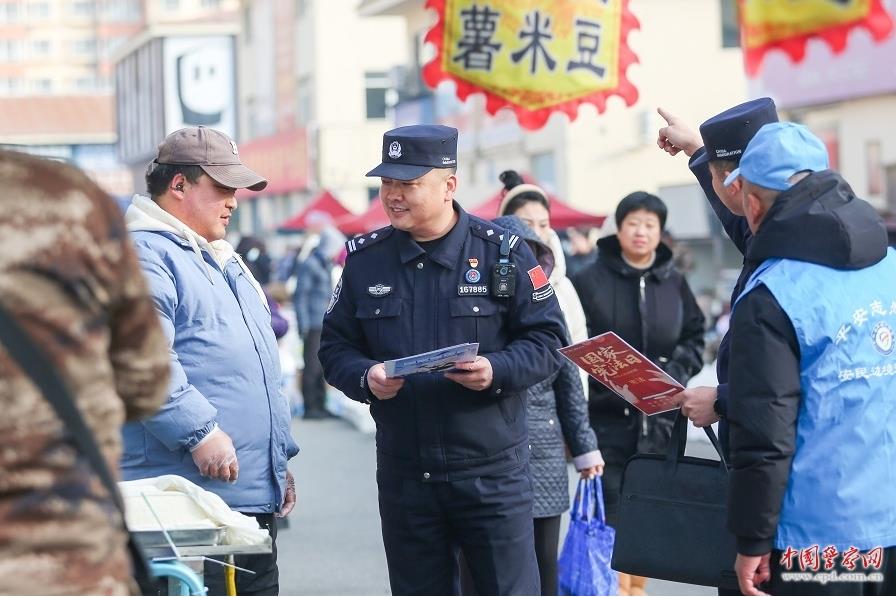 辽宁出入境边防检查总站丹东边境管理支队安民边境派出所组织民警走进辖区开展宪法宣传