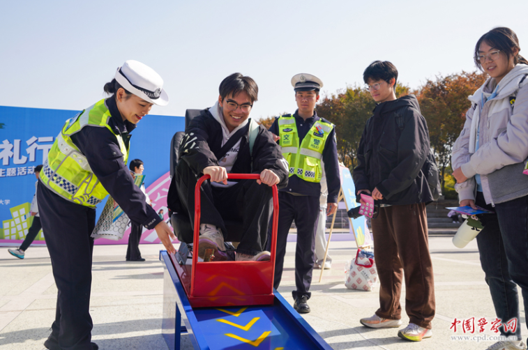 金华千名师生体验交通安全游园会