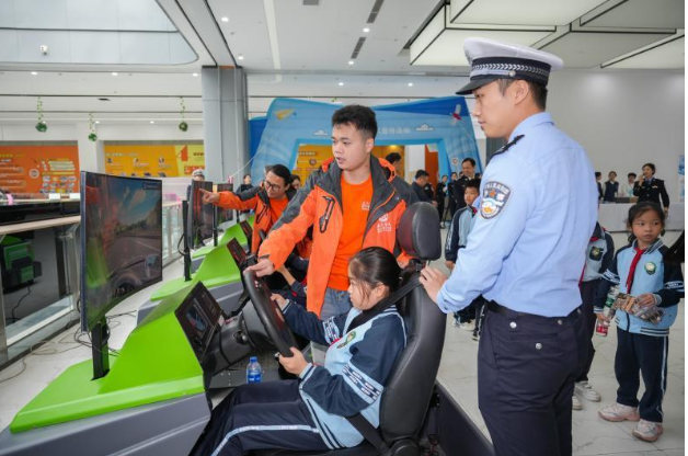 广西南宁举行第十四个122&ldquo;全国交通安全日&rdquo;主题活动