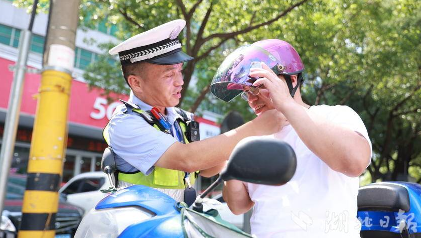 李超：&ldquo;陀螺哥&rdquo;暖心执勤感动行人