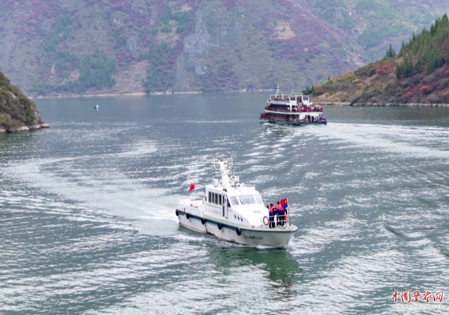 成都铁路公安局重庆公安处民警对跨江铁路大桥沿江区域进行巡查