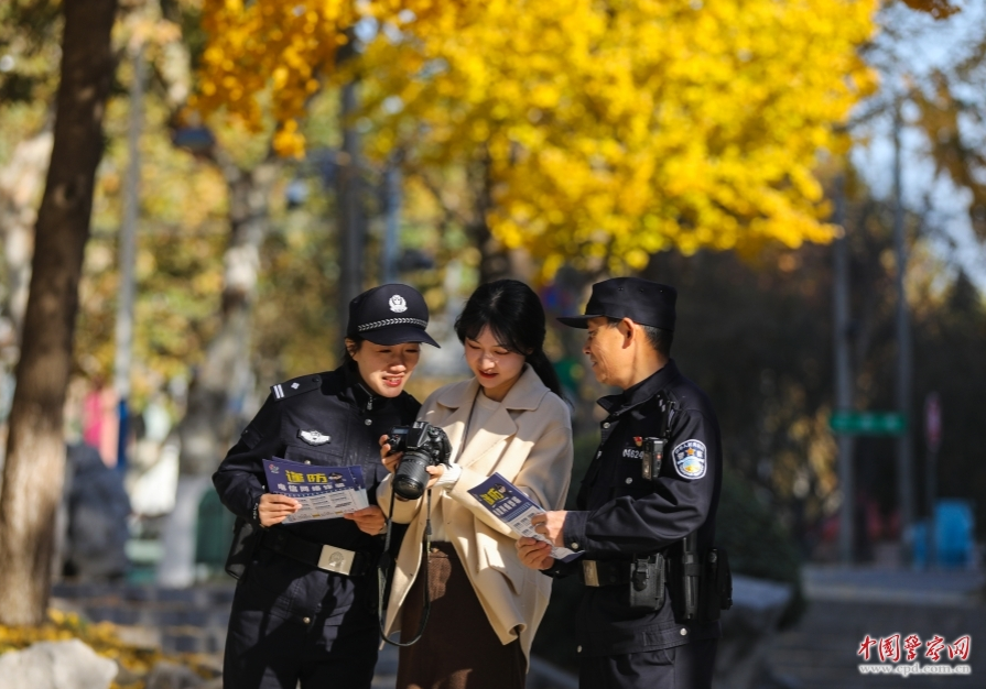 嘉善县公安局魏塘派出所组织民警在银杏林开展巡逻防范，营造安全舒心的旅游环境