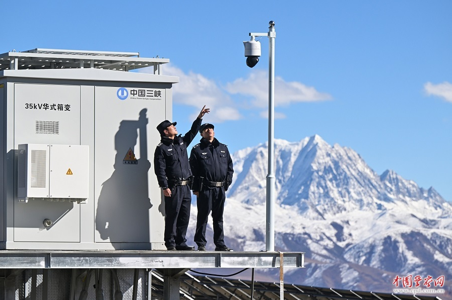 四川省道孚县公安局八美派出所民警辅警为国家重点清洁能源项目织密安全防护网。