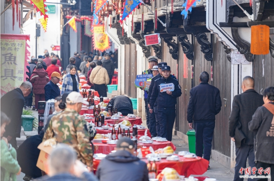 义乌市公安局组织民警走进佛堂镇倍磊古村举办千人长街宴活动，确保活动安全有序。