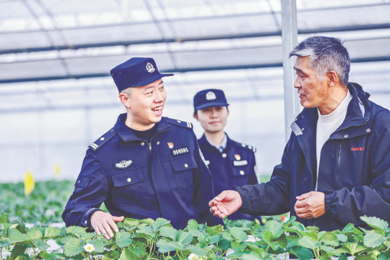 江苏省常州市公安局高新区分局西夏墅派出所民警走进辖区积极开展反诈宣传