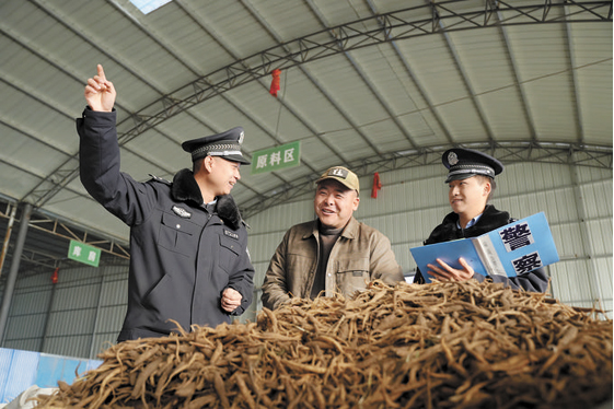 甘肃省山丹县公安局霍城派出所组织民警走进辖区企业