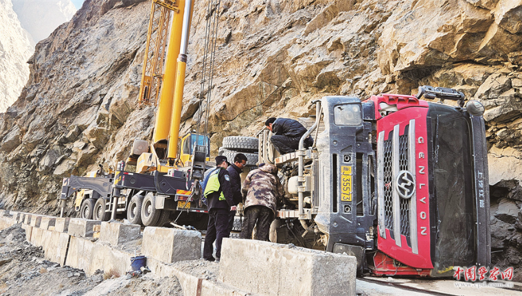 民警与群众一起救援被困车辆