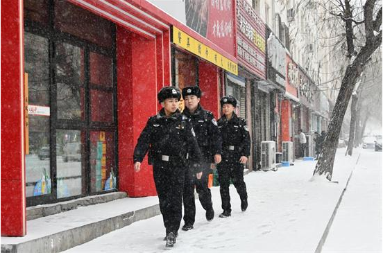 鹤岗公安：打好安全组合拳，筑牢冬日防护墙