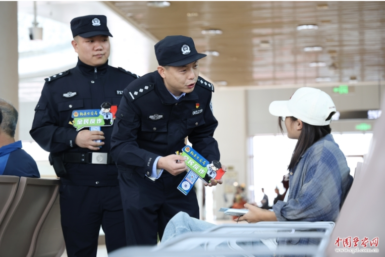 陕西省乾县公安局民警走进景区开展反诈宣传