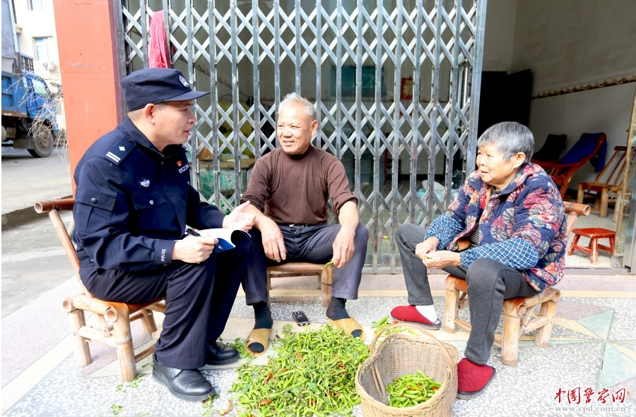 江西省分宜县公安局组织民警开展入户走访向群众宣传安全防范知识。