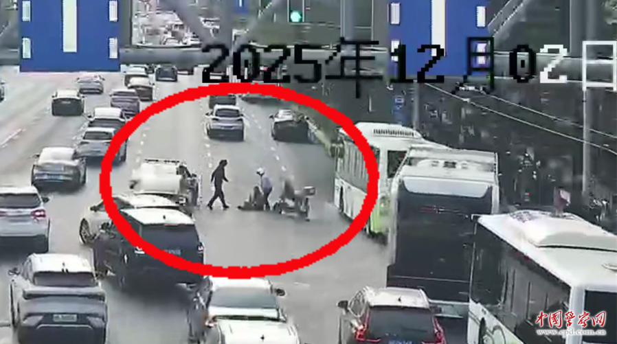 老人早高峰路口摔伤 上海两民警停车守护暖心救助