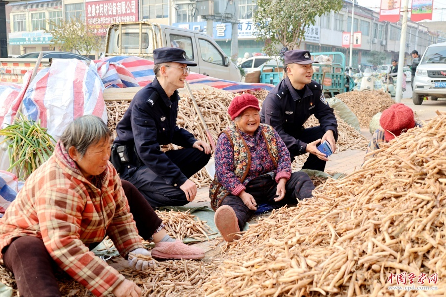 安徽省亳州市公安局高新分局十九里派出所民警辅警来到乡村集市，开展安全防范宣传和隐患排查整治专项行动。