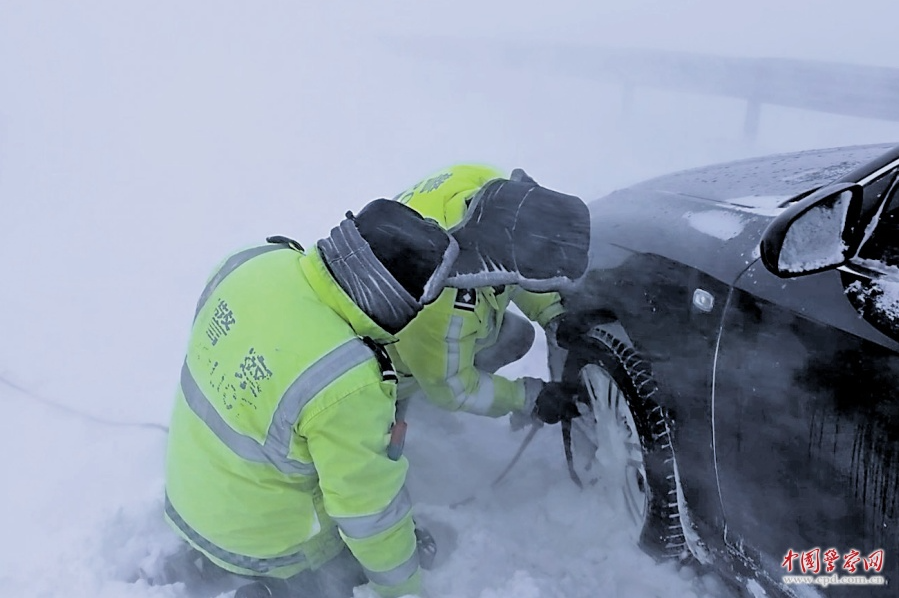 零下27摄氏度 风雪中救助被困群众