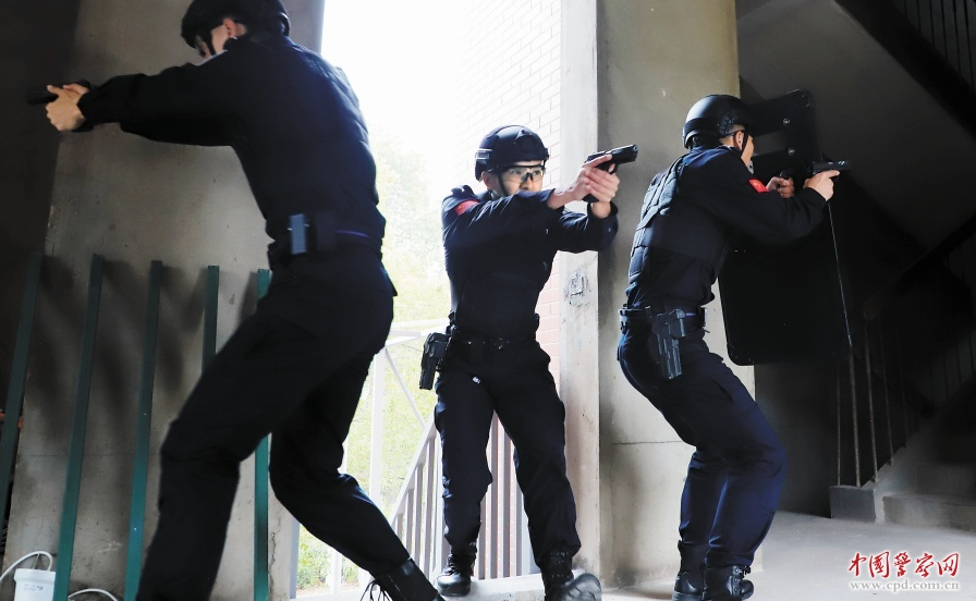 湖北省武汉市公安局反恐怖和特警支队全面提升特警队员职业素养和实战本领