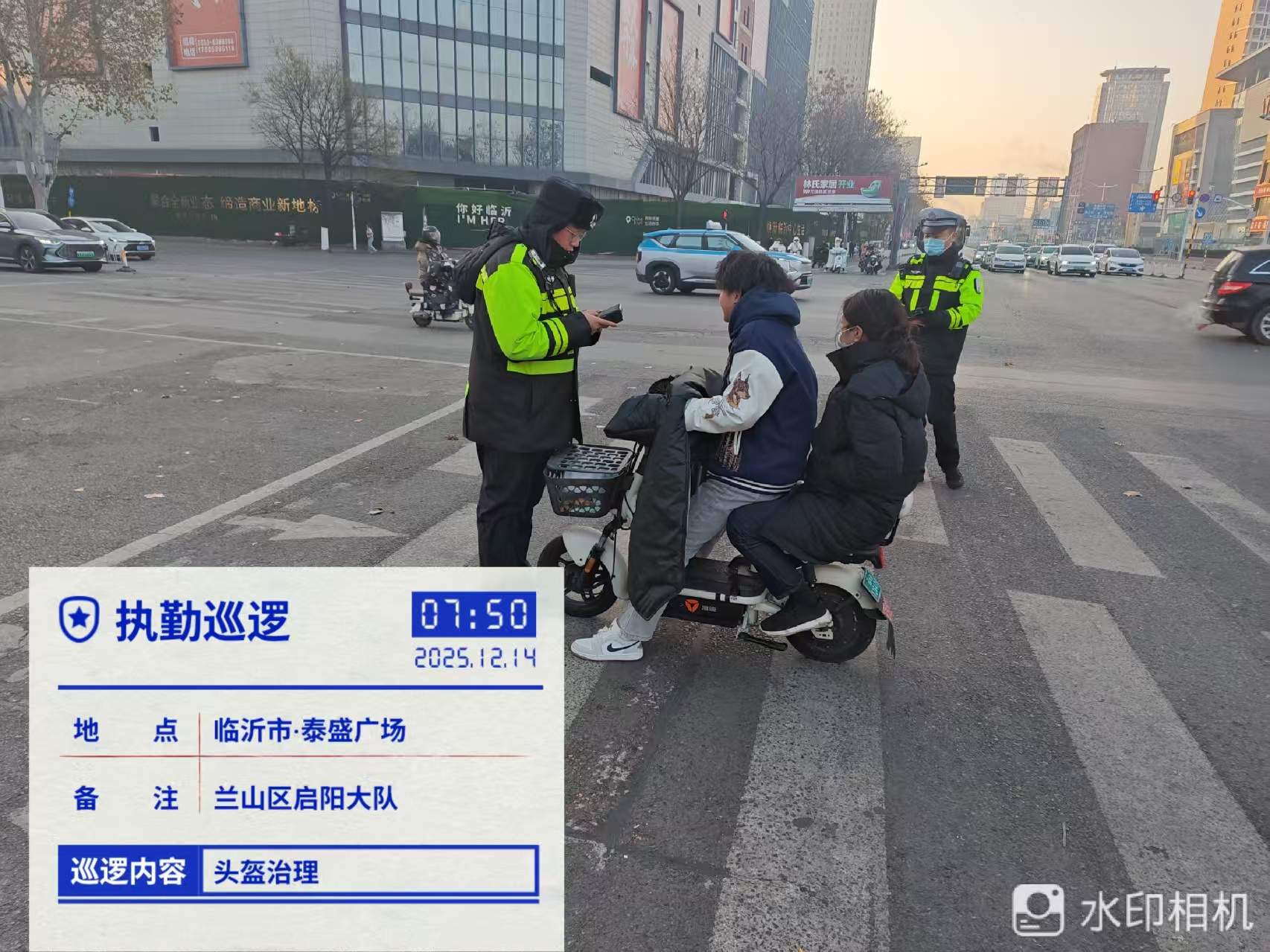 山东省临沂市公安局交通管理支队兰山区启阳大队对电动自行车驾乘不戴头盔进行治理。