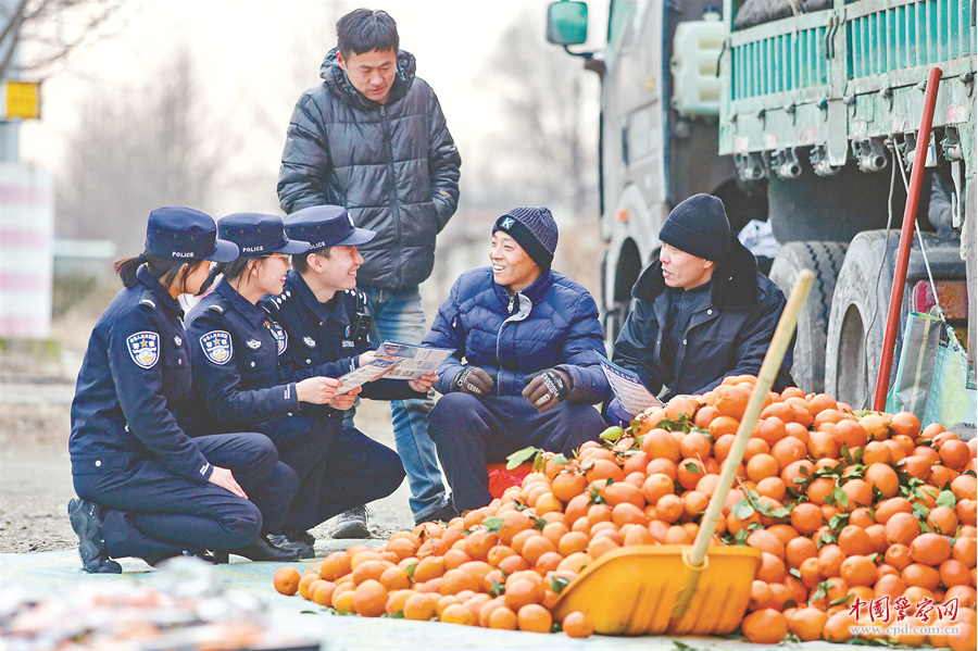 辽宁出入境边防检查总站丹东边境管理支队安民边境派出所组织民警集中开展反诈防骗宣传