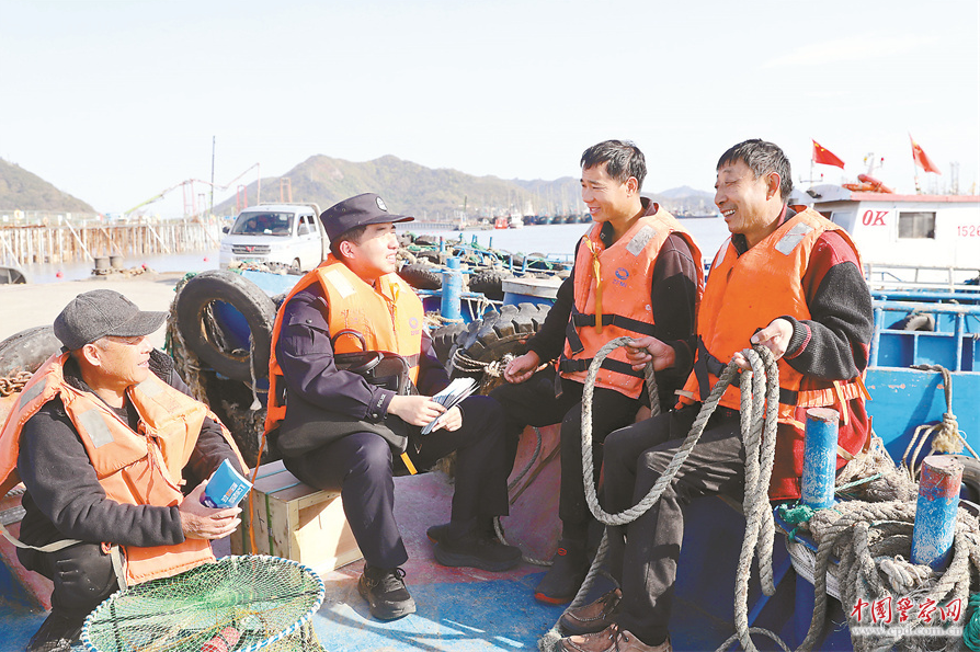 浙江省台州市公安局路桥分局金清派出所民警在当地渔港码头走访出海渔民