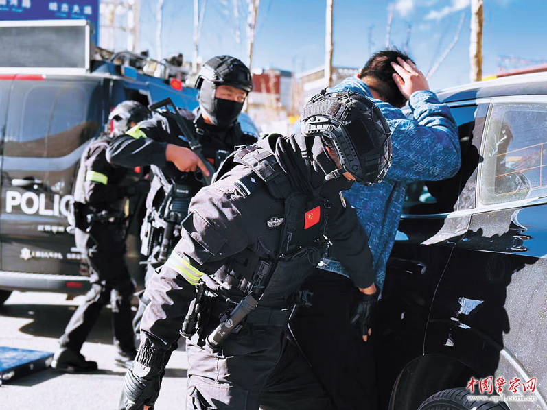 玉树藏族自治州公安局特巡警支队民警开展快反小组训练