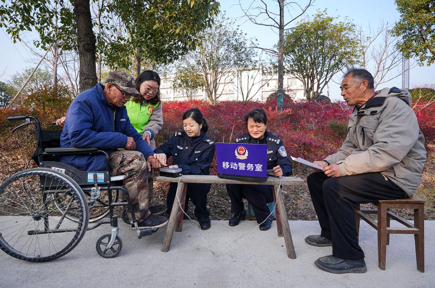 浙江省长兴县公安局煤山派出所将&ldquo;移动警务室&rdquo;搬进辖区村落为村民现场办理户籍业务
