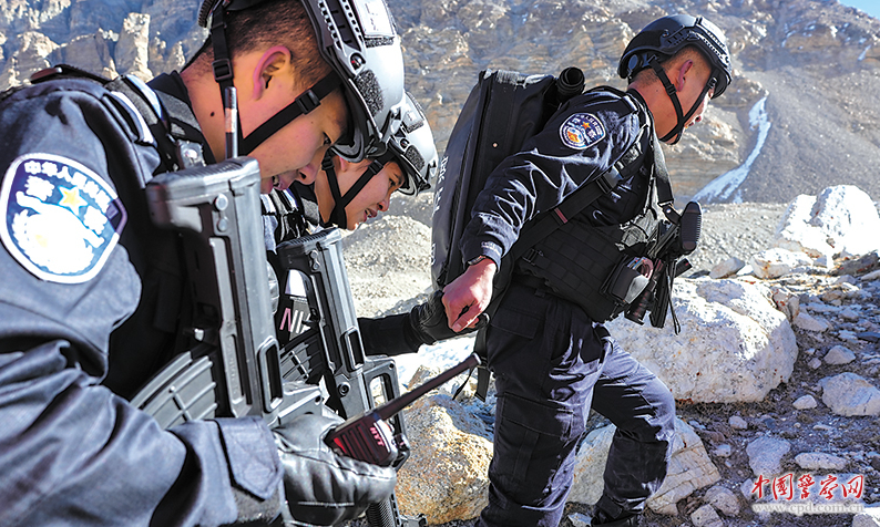 新警巡边砺初心 青春映照国旗红