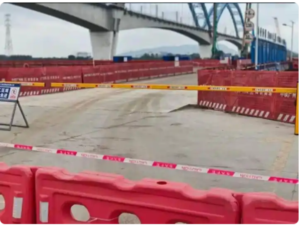 广州一家五口驾车误入施工通道，全部坠江遇难