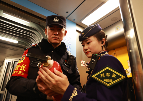 包头铁路公安处护航包银高铁全线贯通运营