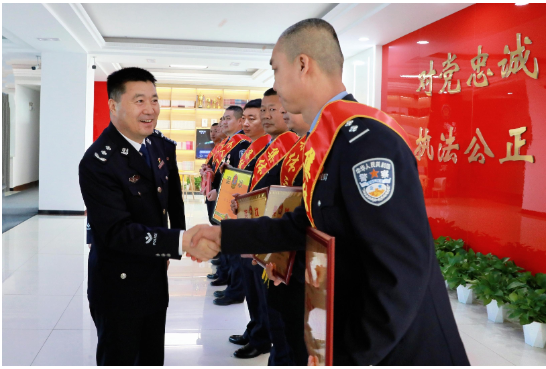 新疆伊犁州直公安机关开展&ldquo;送奖上门&rdquo;活动