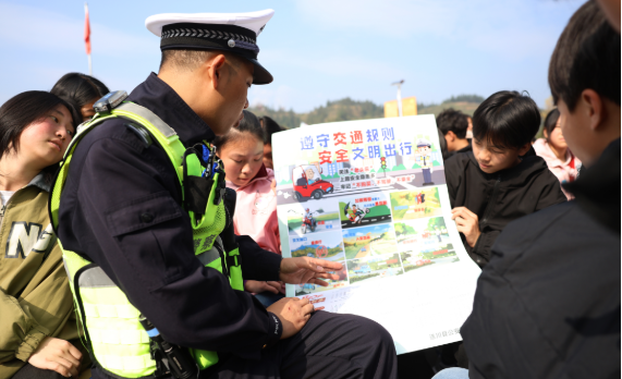 江西省遂川县公安局交管大队联合县老年大学走进大汾中学